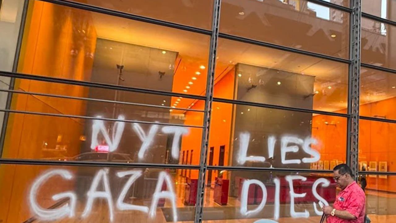 Il processo contro gli attivisti che hanno imbrattato il palazzo del New York Times